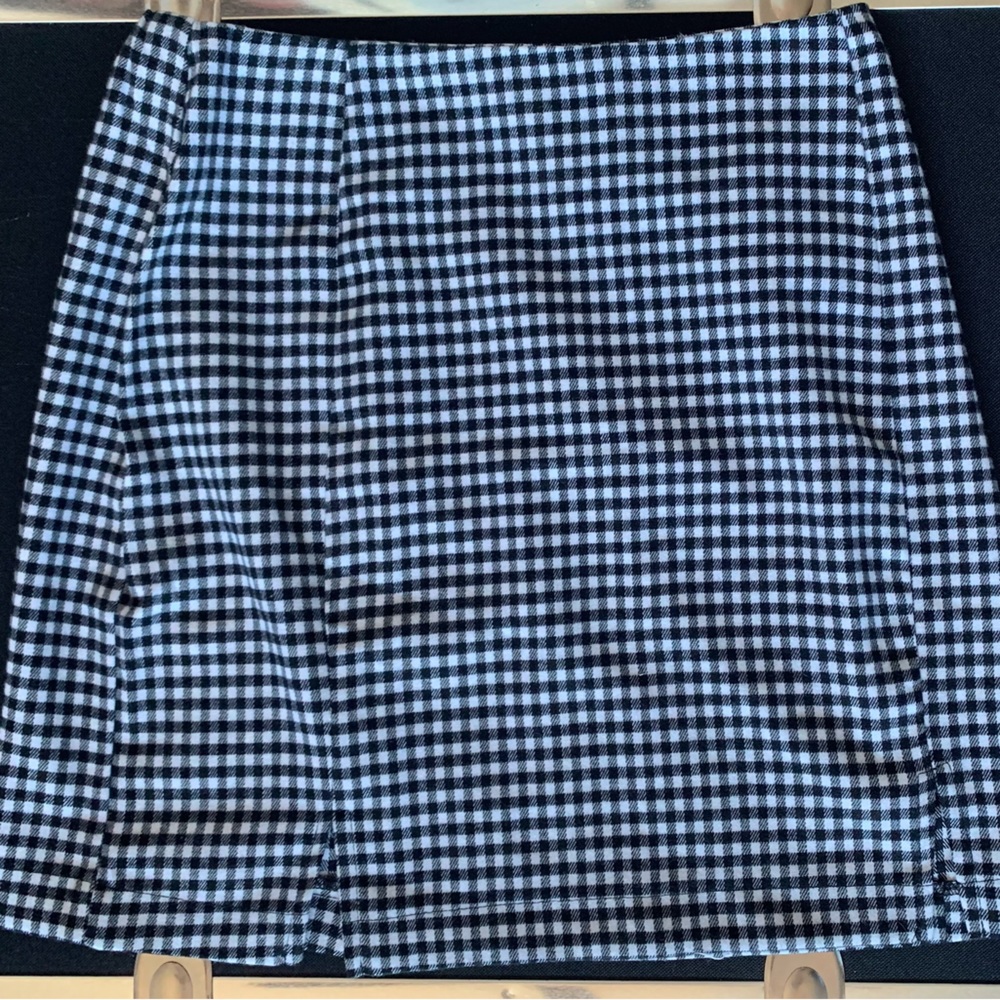 Juniors plaided black and white skirt (size 5)